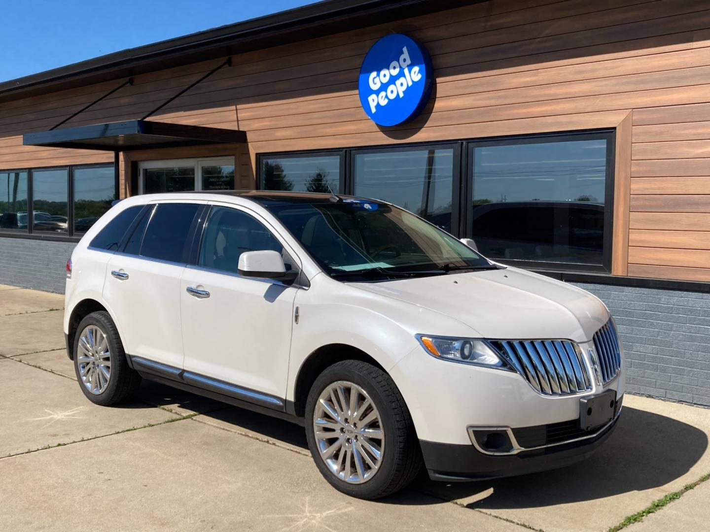 2011 White Platinum Lincoln MKX AWD (2LMDJ8JK8BB) with an 3.7L V6 DOHC 24V engine, 6-Speed Automatic transmission, located at 1800 South Ihm Blvd, Freeport, IL, 61032, (815) 232-5543, 42.278645, -89.607994 - Photo#0